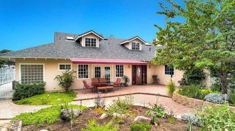 A PARADISE IN THE VALLEY